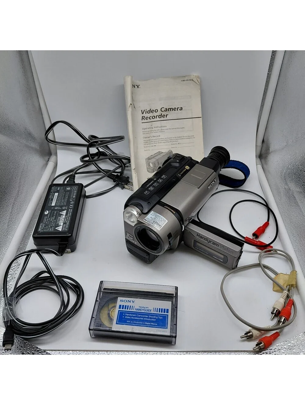 Sony CCD-TRV36 Hi8 Handycam Camcorder Tested Works Charger Battery Case Bundle